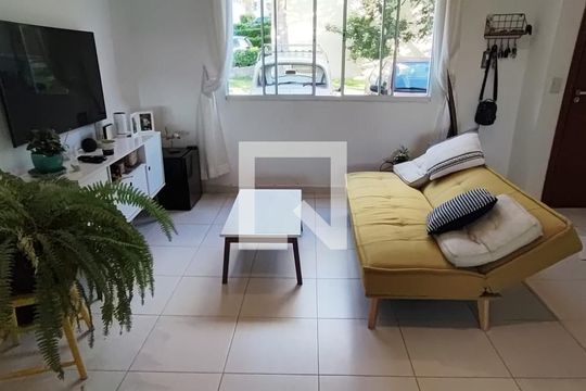 Sala de casa de condomínio para alugar com 3 quartos, 160m² em Chácara Pavoeiro, Cotia