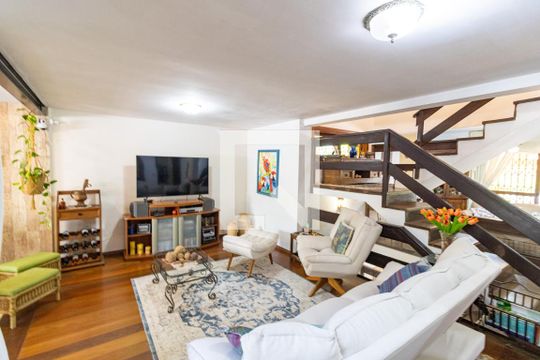 Sala de casa à venda com 3 quartos, 240m² em Espírito Santo, Porto Alegre