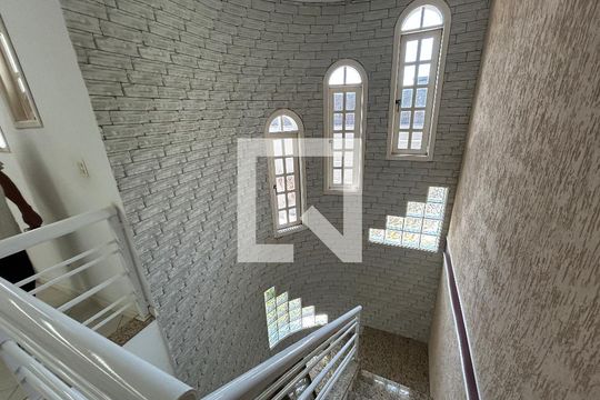 Escada de casa para alugar com 3 quartos, 300m² em Vila Valqueire, Rio de Janeiro
