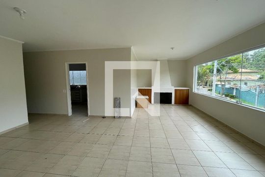 Sala de casa de condomínio para alugar com 3 quartos, 600m² em Parque Sao Paulo, Cotia