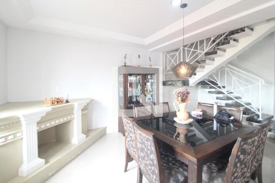 Sala de casa à venda com 4 quartos, 240m² em Interlagos, São Paulo