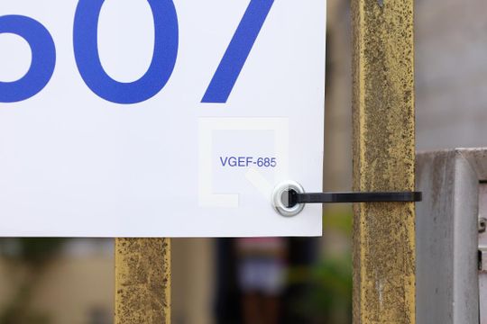 Placa instalada no portão do imóvel - Código da placa: VGEF-685 de casa à venda com 2 quartos, 72m² em Jardim Lageado, São Paulo