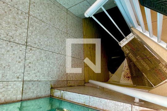 Escada acesso garagem  de casa à venda com 3 quartos, 160m² em Jardim Rizzo, Guarulhos