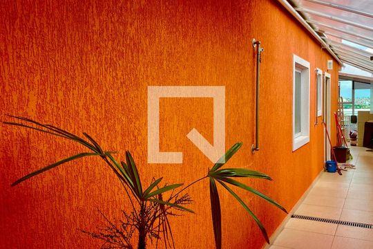Corredor externo de casa à venda com 3 quartos, 160m² em Jardim Rizzo, Guarulhos