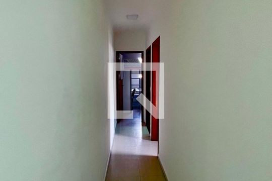 Corredor interno de casa à venda com 3 quartos, 160m² em Jardim Rizzo, Guarulhos