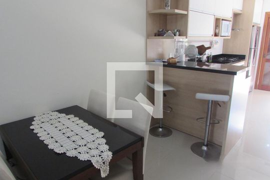 Sala de casa à venda com 2 quartos, 122m² em Guarujá, Porto Alegre