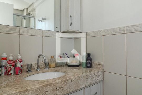 Banheiro da Suíte de apartamento à venda com 2 quartos, 67m² em Jardim do Salso, Porto Alegre
