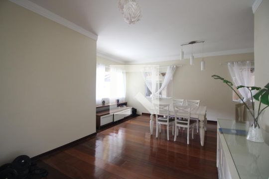 Sala de casa de condomínio para alugar com 6 quartos, 600m² em Jacarepaguá, Rio de Janeiro