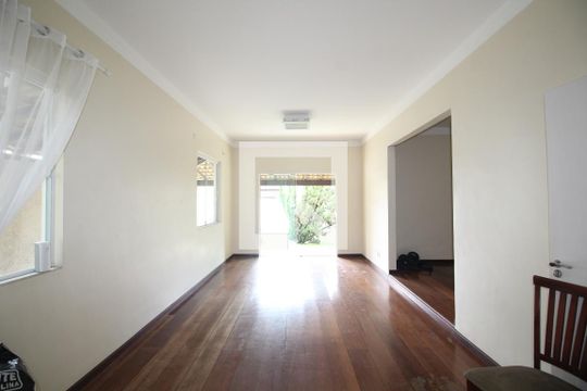 Sala de casa de condomínio para alugar com 6 quartos, 600m² em Jacarepaguá, Rio de Janeiro