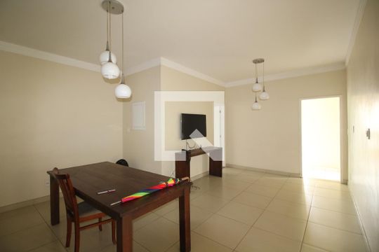 Sala de casa de condomínio para alugar com 6 quartos, 600m² em Jacarepaguá, Rio de Janeiro