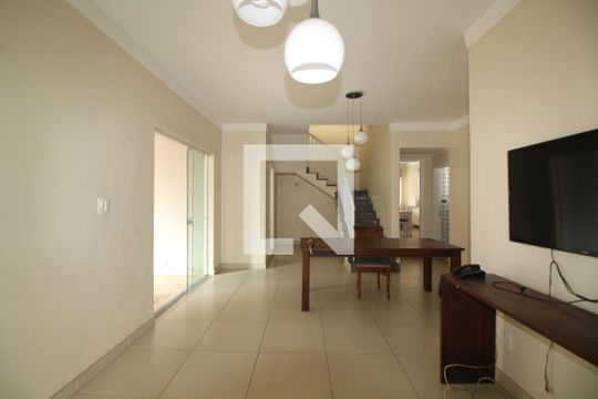 Sala de casa de condomínio para alugar com 6 quartos, 600m² em Jacarepaguá, Rio de Janeiro