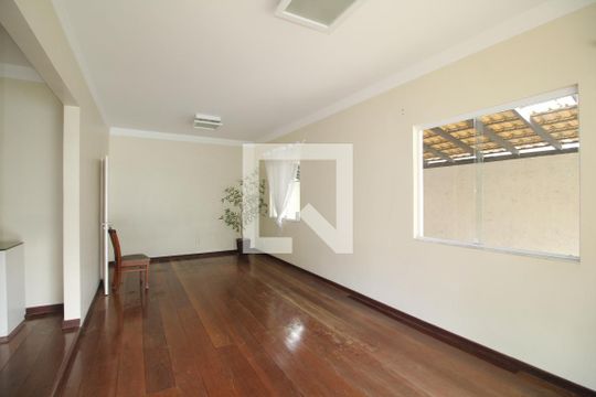 Sala de casa de condomínio para alugar com 6 quartos, 600m² em Jacarepaguá, Rio de Janeiro