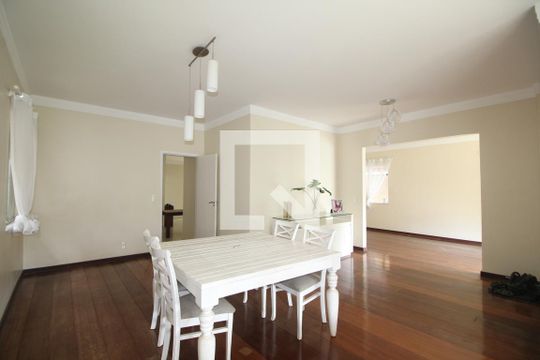 Sala de casa de condomínio para alugar com 6 quartos, 600m² em Jacarepaguá, Rio de Janeiro