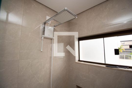 Banheiro da Suíte 3 de casa de condomínio para alugar com 4 quartos, 390m² em Smln, Brasília