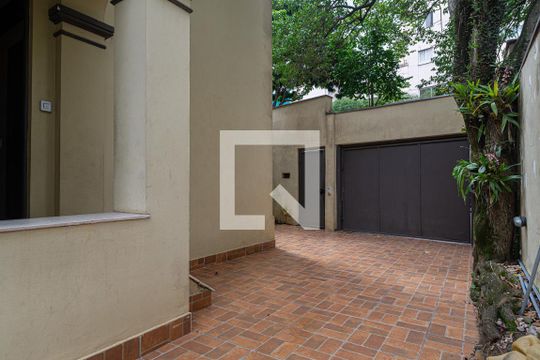 Garagem de casa para alugar com 4 quartos, 230m² em Bela Vista, São Paulo