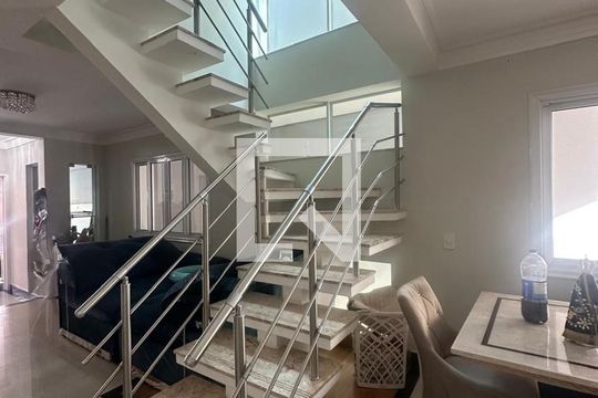Sala de casa à venda com 3 quartos, 250m² em Jardim do Luar (fazendinha), Santana de Parnaíba