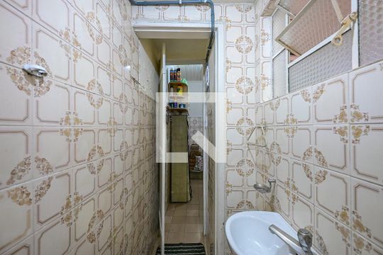Banheiro da Edícula  de casa à venda com 2 quartos, 150m² em Vila Santa Luzia, Taboão da Serra