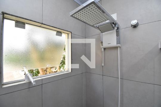 Banheiro de apartamento para alugar com 2 quartos, 60m² em Alto da Glória, Curitiba