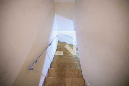 Escada de casa à venda com 2 quartos, 100m² em Chácara Agrindus, Taboão da Serra