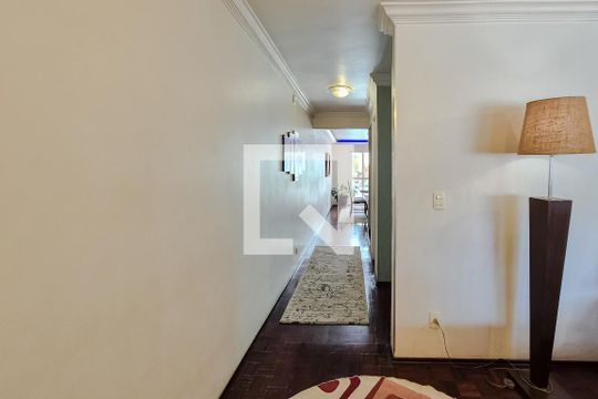 Corredor de casa à venda com 3 quartos, 192m² em Jardim Calux, São Bernardo do Campo