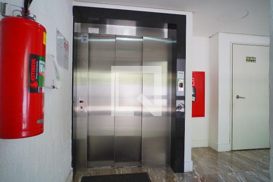 Hall de entrada de apartamento para alugar com 2 quartos, 56m² em Ipanema, Porto Alegre
