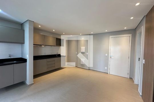 Sala/Cozinha de apartamento à venda com 1 quarto, 40m² em Empresarial 18 do Forte, Barueri