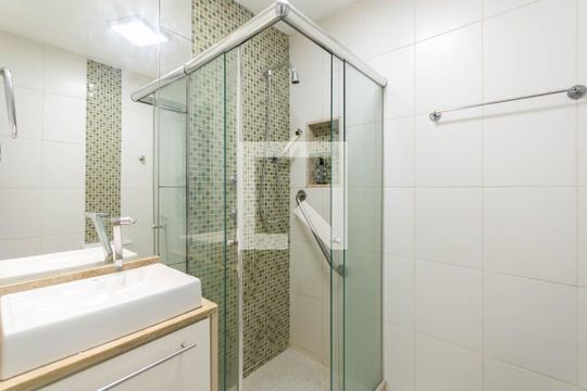 Banheiro de apartamento à venda com 1 quarto, 51m² em Grajaú, Rio de Janeiro