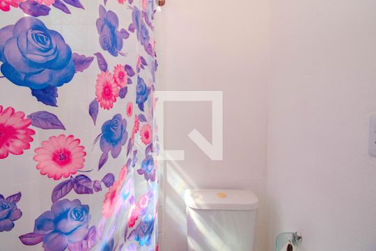 Banheiro de apartamento para alugar com 2 quartos, 38m² em Mário Quintana, Porto Alegre