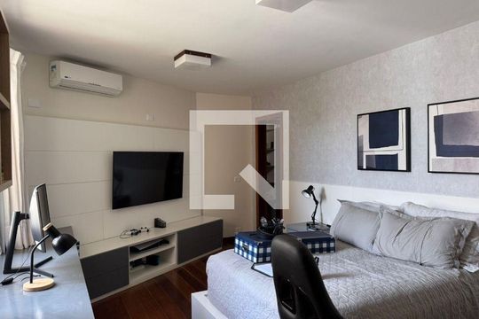 Casa à venda com 3 quartos, 700m² em Pendotiba, Niterói