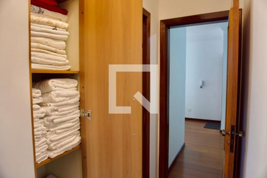 Corredor - Detalhe Armário de apartamento para alugar com 3 quartos, 110m² em Monsenhor Messias, Belo Horizonte