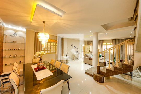 Casa à venda com 5 quartos, 300m² em Vila Zelina, São Paulo