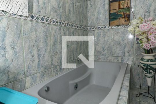 Banheiro de casa à venda com 3 quartos, 300m² em Jardim Dona Leopoldina, Porto Alegre