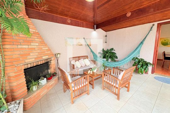 Lounge de casa para alugar com 5 quartos, 420m² em Jardim das Samambaias, Jundiaí