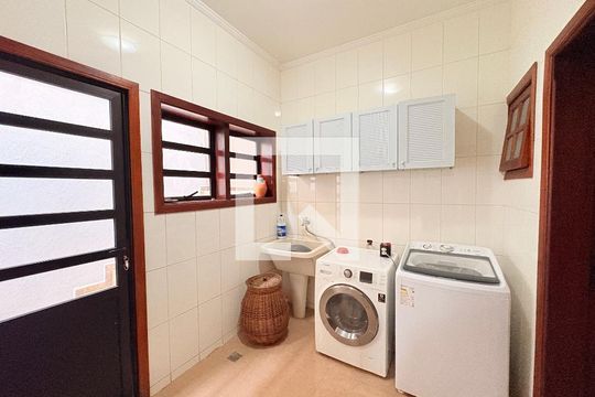Área de Serviço de casa para alugar com 5 quartos, 420m² em Jardim das Samambaias, Jundiaí