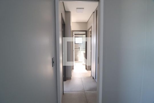 Corredor de apartamento para alugar com 3 quartos, 95m² em Osvaldo Rezende, Uberlândia