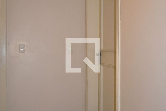 Porta do imóvel de apartamento à venda com 1 quarto, 52m² em Jardim Botânico, Porto Alegre