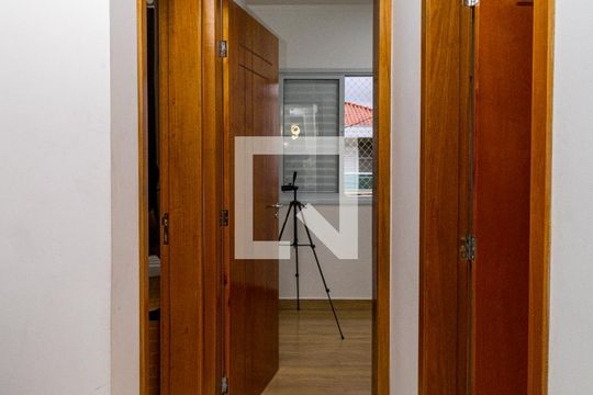 Corredor - Quartos de apartamento à venda com 2 quartos, 56m² em Vila Nivi, São Paulo
