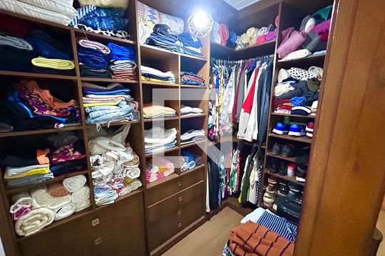 Closet da suíte de casa à venda com 5 quartos, 202m² em Vila Itapegica, Guarulhos