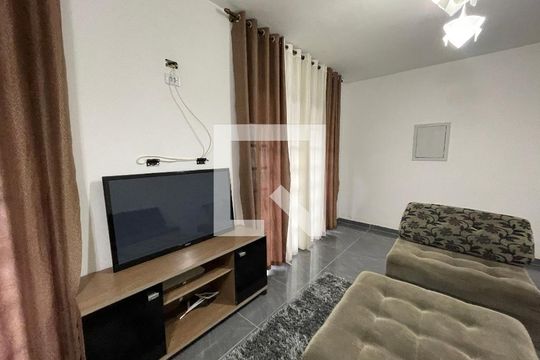 Sala de casa para alugar com 3 quartos, 200m² em Quinta dos Angicos, Cotia