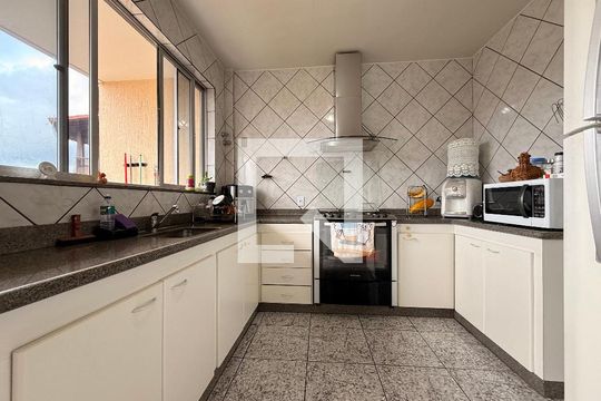 Casa para alugar com 3 quartos, 360m² em Alto Caiçaras, Belo Horizonte