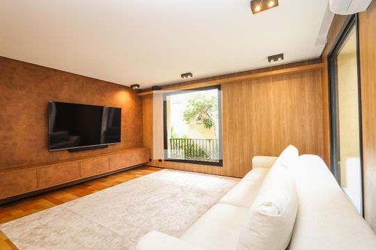 Sala da TV de casa à venda com 3 quartos, 540m² em Jardim Guedala, São Paulo