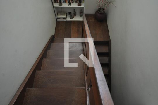 Escada e acesso de casa à venda com 5 quartos, 300m² em Vila Nivi, São Paulo