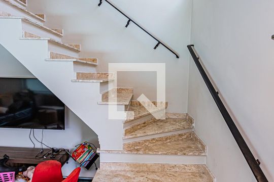 Escada de casa à venda com 3 quartos, 180m² em Jardim Sao Ricardo, São Paulo