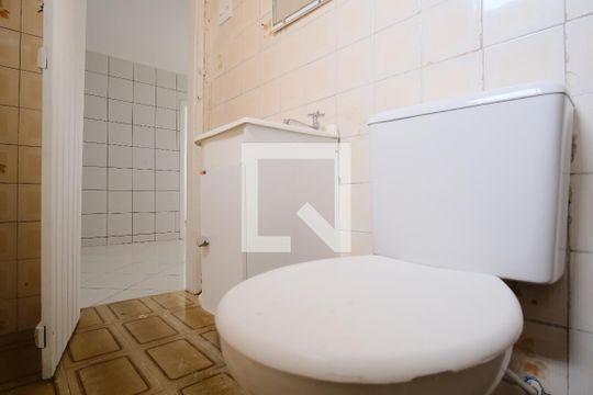 Banheiro andar de baixo de casa para alugar com 2 quartos, 140m² em Penha de França, São Paulo