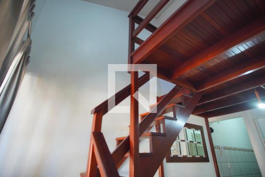 Escada - Acesso Mezanino de casa de condomínio à venda com 3 quartos, 70m² em Jardim Dona Leopoldina, Porto Alegre