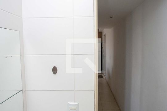 Banheiro de apartamento à venda com 2 quartos, 44m² em Canhema, Diadema