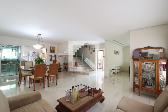 Casa para alugar com 3 quartos, 390m² em Jardim Karaíba, Uberlândia