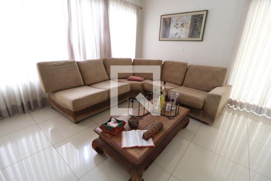 Sala de casa para alugar com 3 quartos, 390m² em Jardim Karaíba, Uberlândia