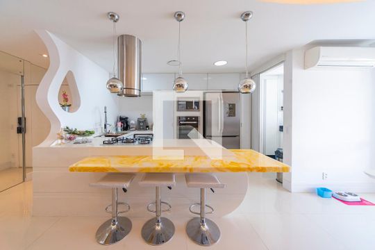 Cozinha  de apartamento à venda com 2 quartos, 115m² em Vila Apiai, Santo André