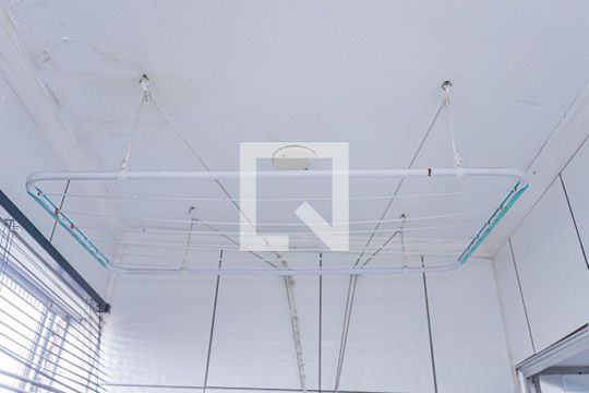 Banheiro social e área de serviço de casa para alugar com 1 quarto, 25m² em Vila Souza, São Paulo
